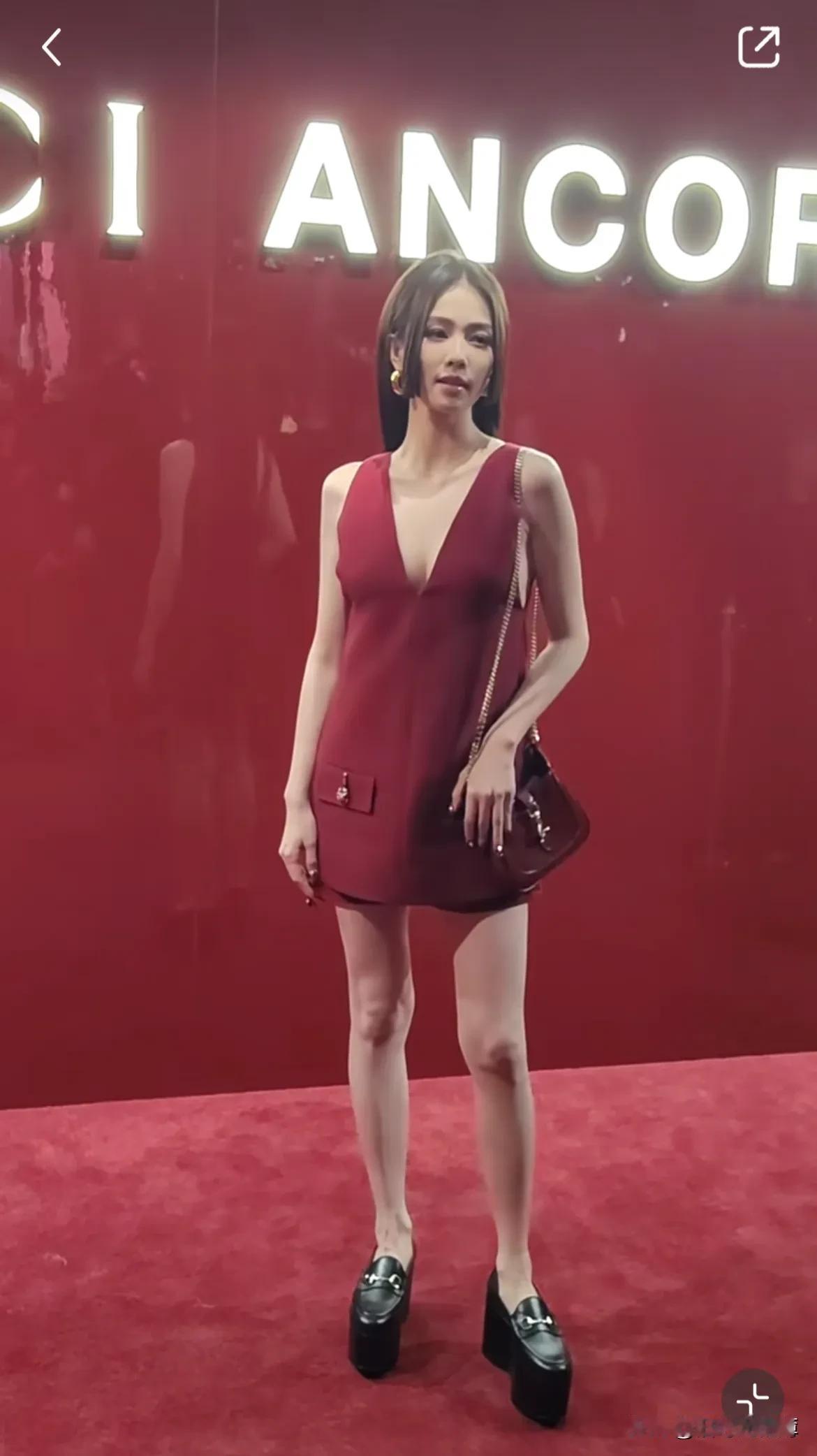 白鹿脚上的这双鞋应该非常不好穿吧，丑出天际，看着就累～而且这个造型，看起来好像邓