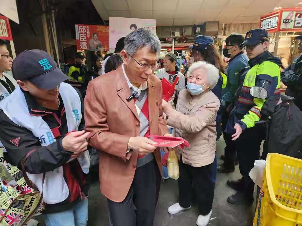 柯文哲好好当医生，治愈病人，造福人类多好，非要出来创建个什么民众党，天天还要戴着