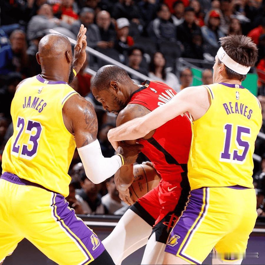 一个赛季都快打完了，乌度卡执教的这支火箭还是没能够找到破解杜兰特被对手包夹的办法