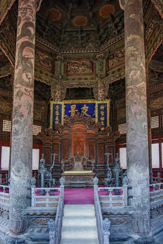 故宫御花园“欺君画”：皇帝跪搓衣板？

紫禁城御花园千秋亭通道，竟有四组石刻画：