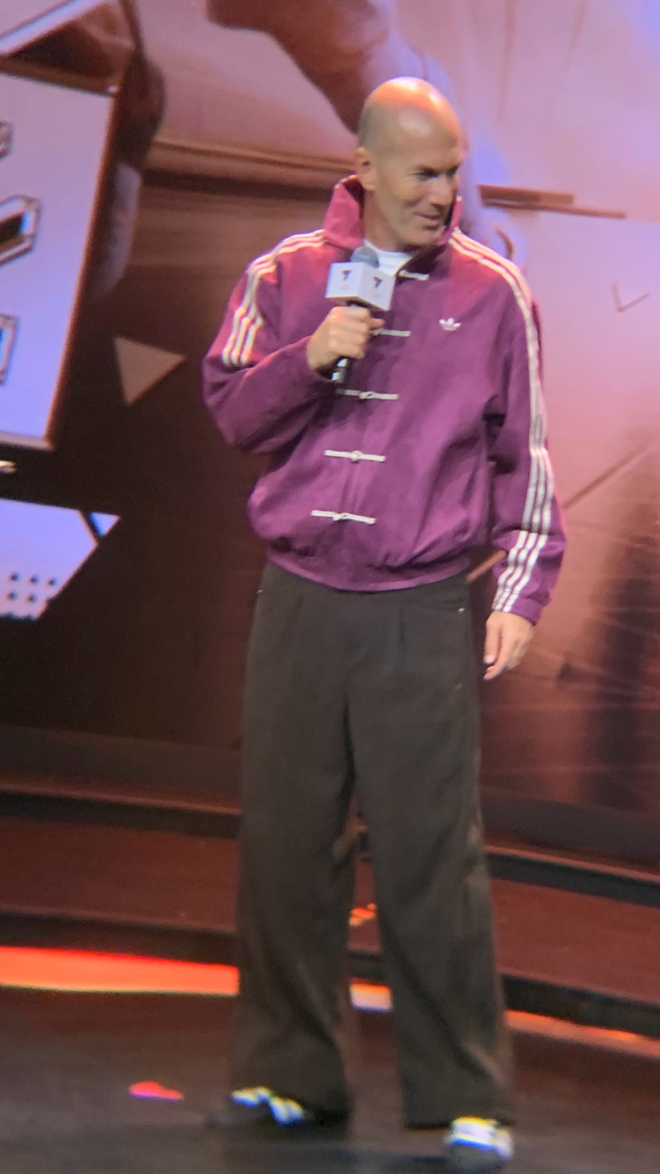 乔拉这次穿搭和上次齐祖来一样啊～这件新中式+白色打底2026F1中国大奖赛