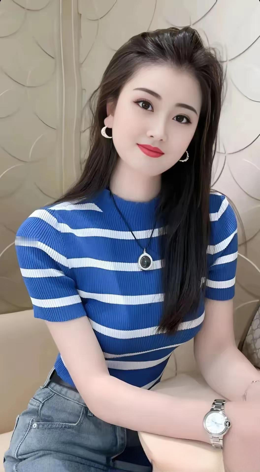 清新甜美穿搭，蓝白条纹毛衣搭配牛仔裤，简约时尚！💙👗👖
