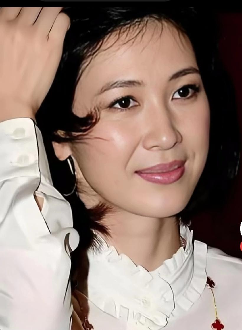 现实里“李云龙的媳妇小田”着实美得惊人，那是一种浑然天成、不加雕琢的大气之美，令