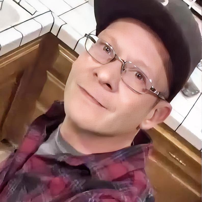 科技越发达，某些岗位上的人，反而越像“耗材”。

特斯拉工厂里，技术员彼得正按流