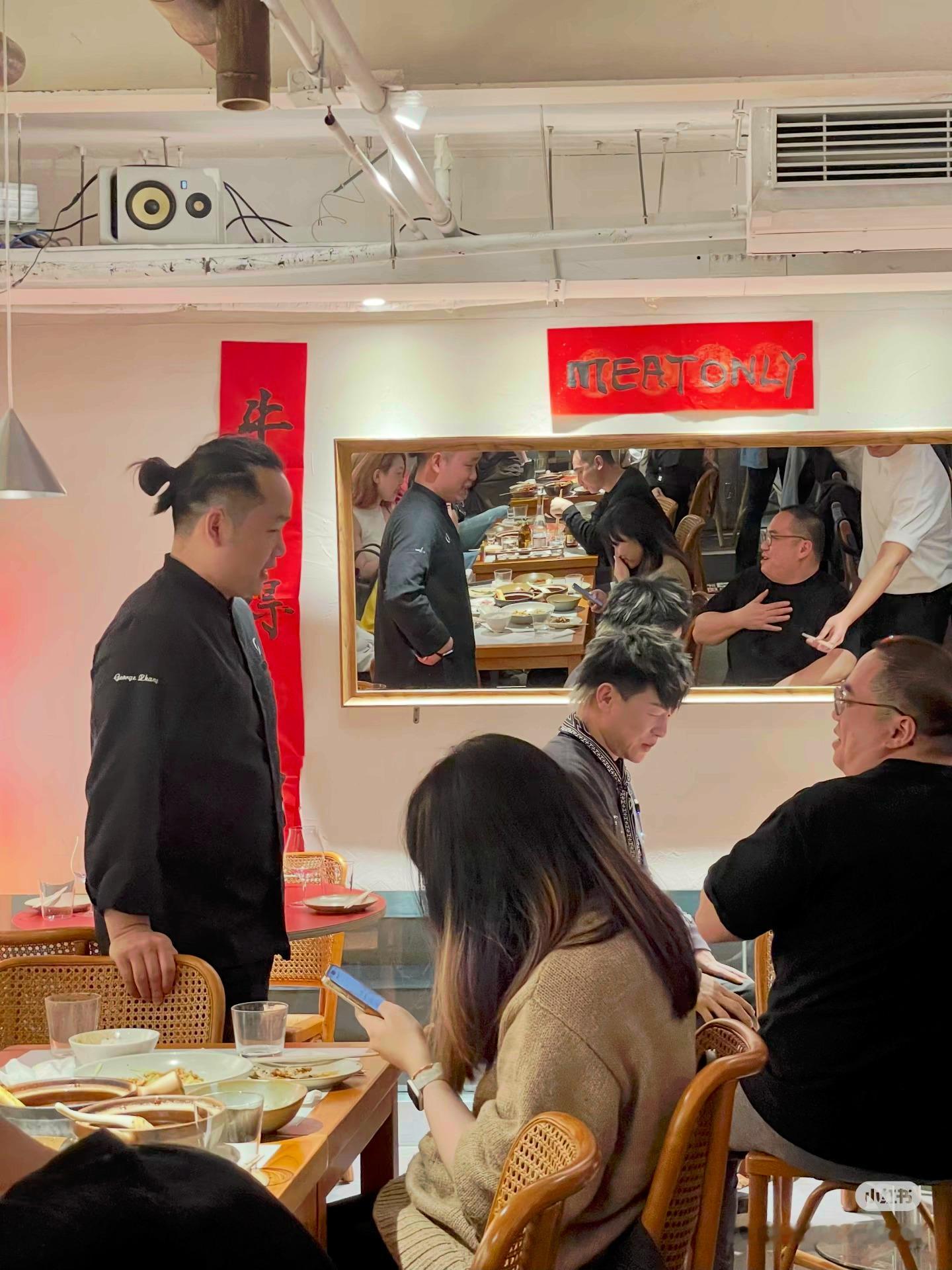 这个胡彦斌每次被偶遇不是喝咖啡就是在吃饭哈哈哈哈哈每次偶遇胡彦斌都在吃饭上海bi