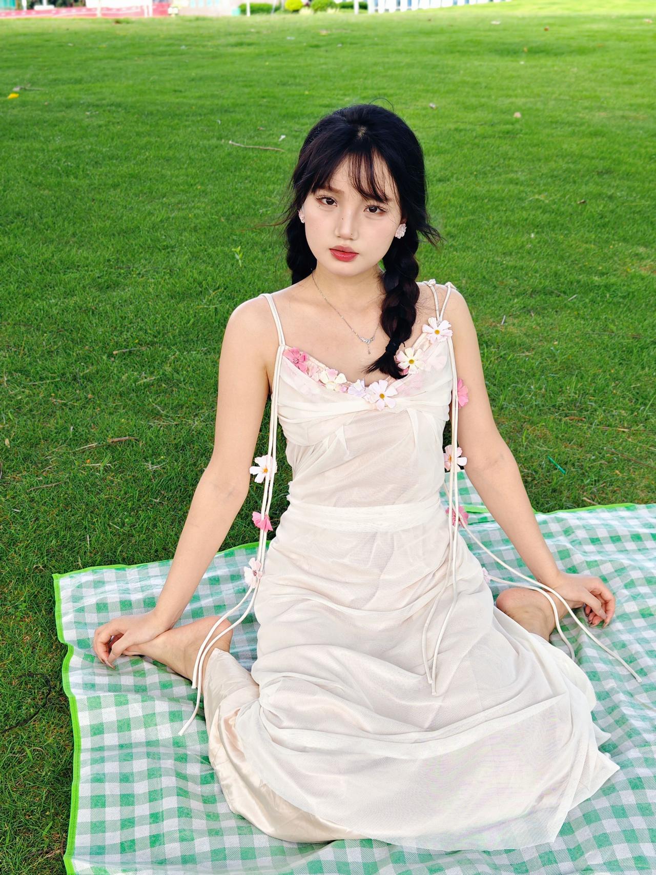 女生拍照姿势 清纯女神 甜系女孩 出游穿搭 户外散步