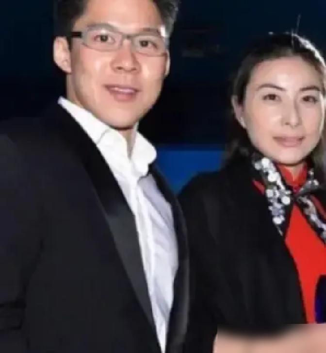 当年港媒传疯：霍震霆想撮合儿子娶跳水皇后，被朱玲玲一票否决。

其实当初朱玲玲担