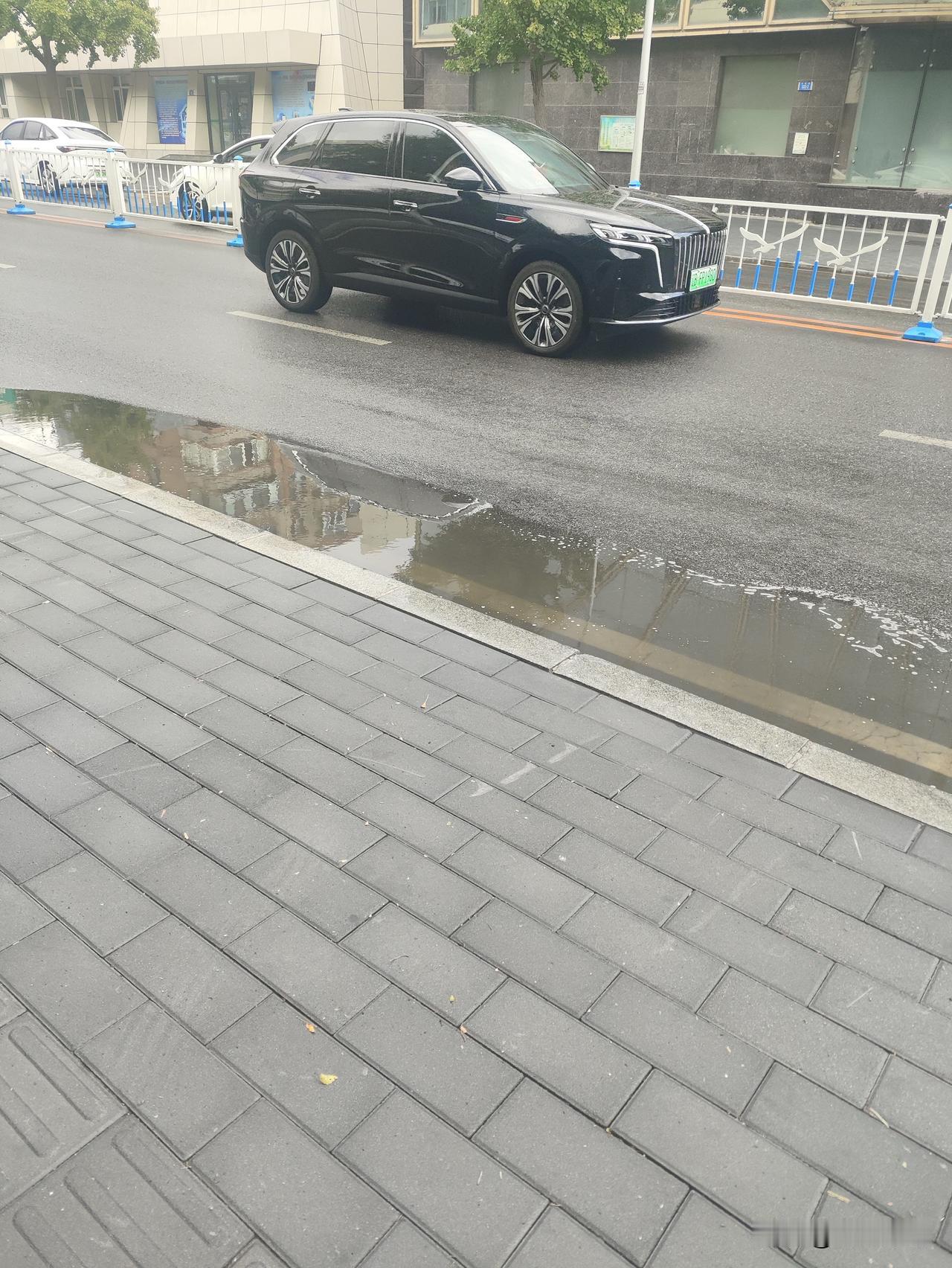 大连西岗区再度上演一块云彩一场雨奇景，但愿好运也“分散”着来

今天9月18号，