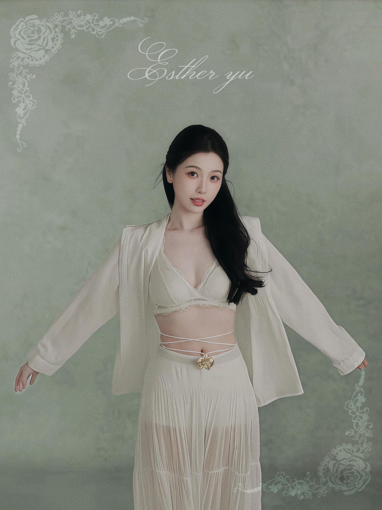 虞书欣
在薄荷色的雾里
你把自己摊成一帧帧
流动的白
 
蕾丝是月光织的网
裹着