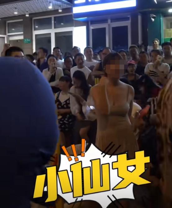 比我长得好看，我就要道歉？上海，一女子在某商业街区因为排队问题，与周围几人发生争