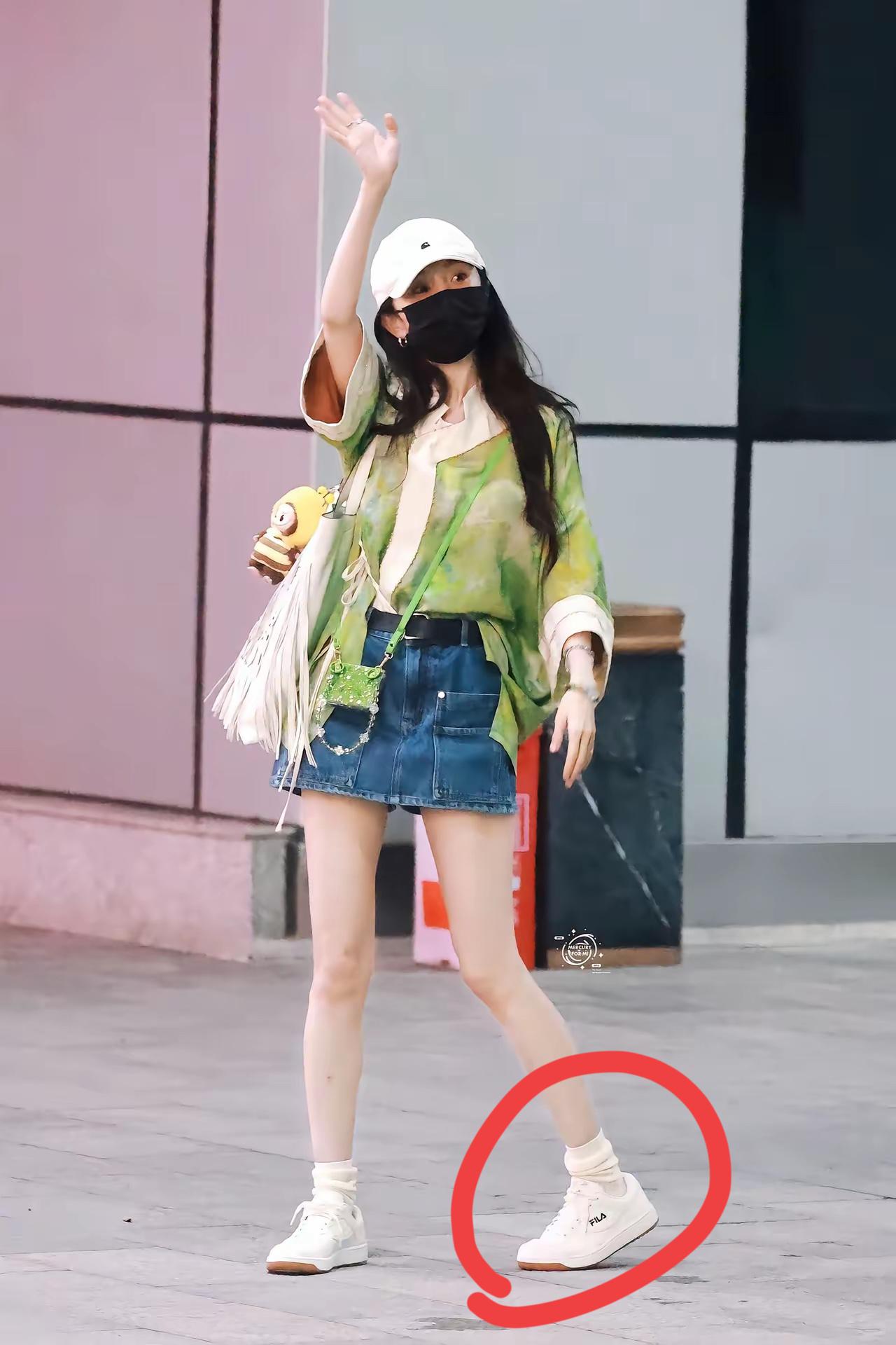 杨幂穿的鞋子是什么牌子的？
