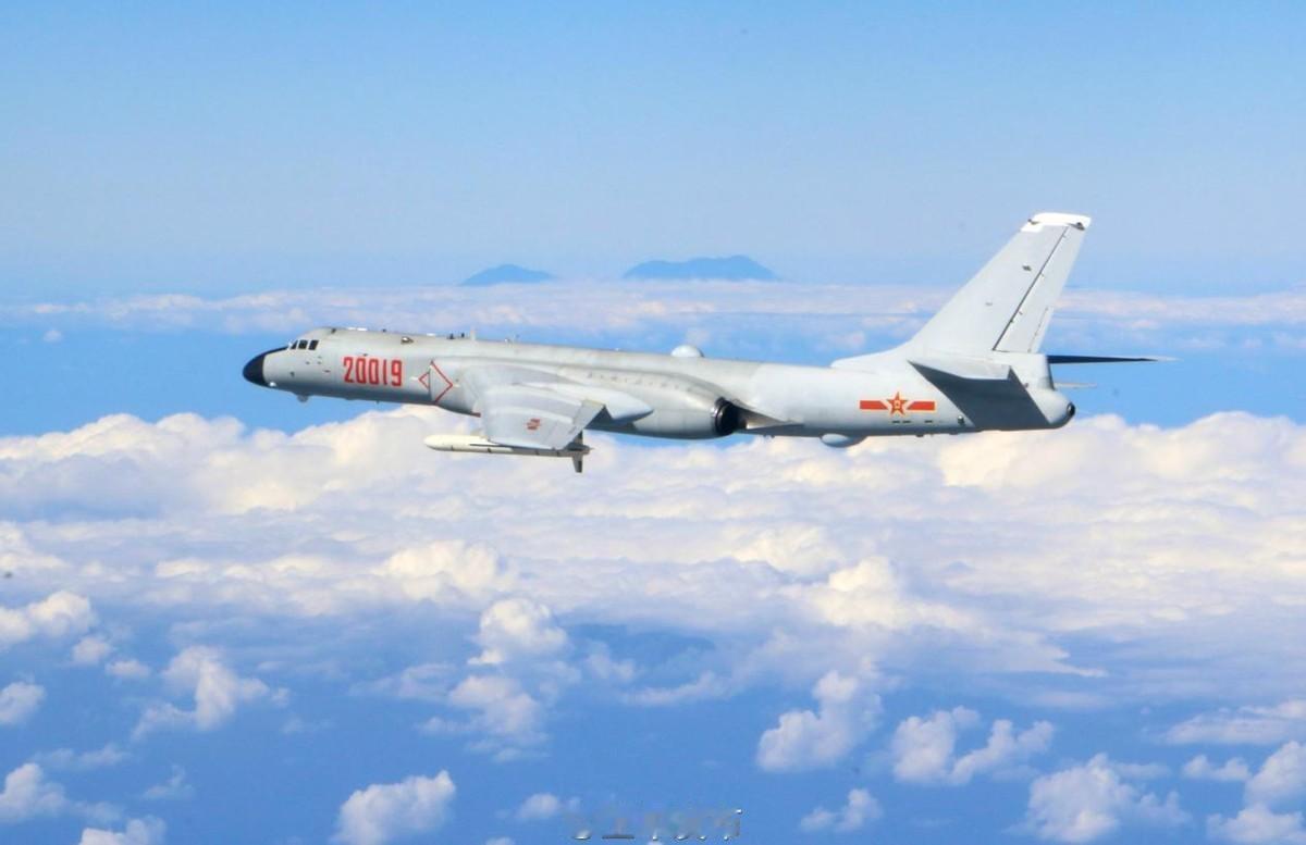 解放军轰炸机、战斗机、无人机集体出动，对台军“海马斯”模拟打击

据东部战区发布