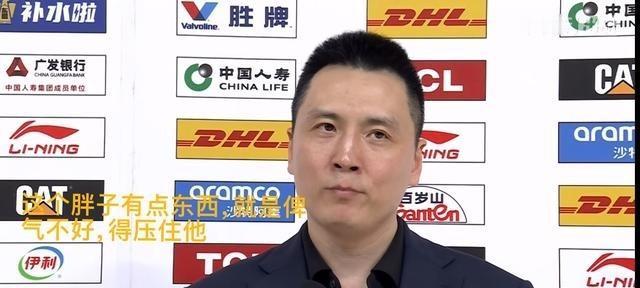 上海队外援洛夫顿和主教练卢伟吵架了，起因是他上场几分钟就失误犯规，被换下后不服气