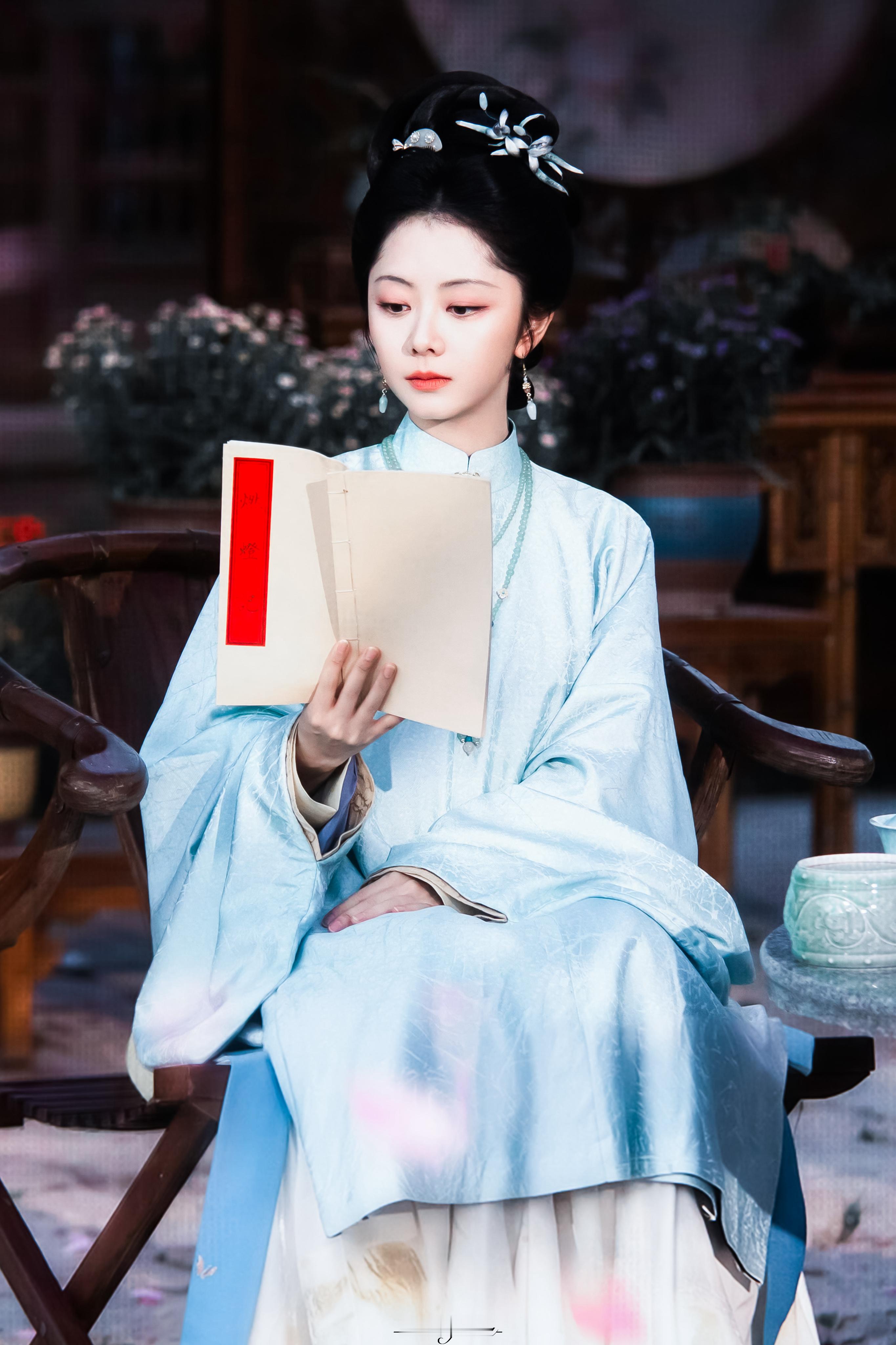 -谭松韵兰香如故 「一卷清书，静对庭前花落」 ​​​
