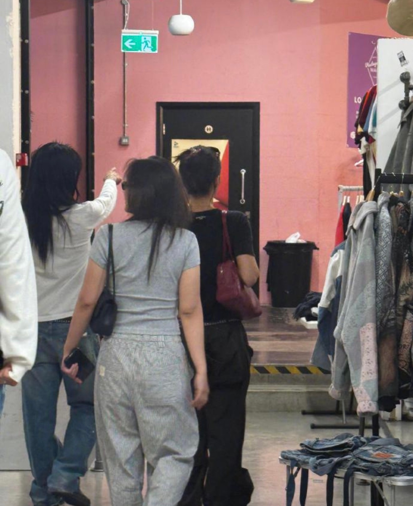 jennie伦敦逛街被偶遇 jennie在伦敦逛街被偶遇，一身黑色休闲装超低调