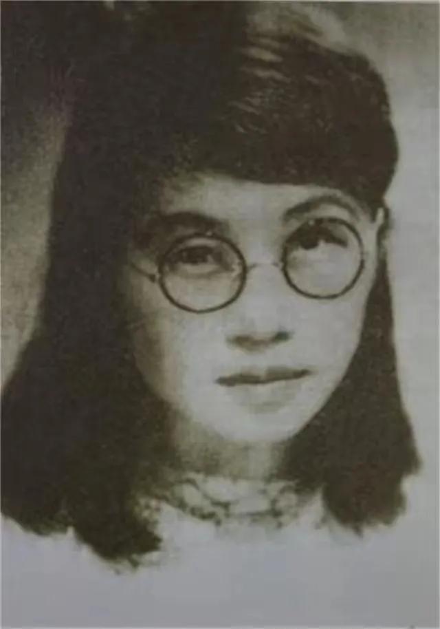 1909年，16岁的白薇和婆婆吵嘴，丈夫一巴掌将她打倒，婆婆直接扑上去，残忍地咬