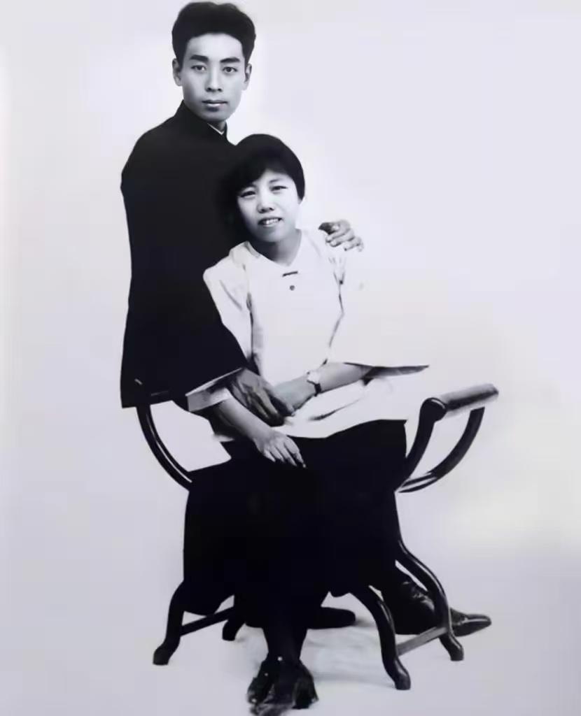 这是拍摄于1925年8月8日的一张结婚照，周总理和邓颖超牵手对着镜头的一瞬间，让