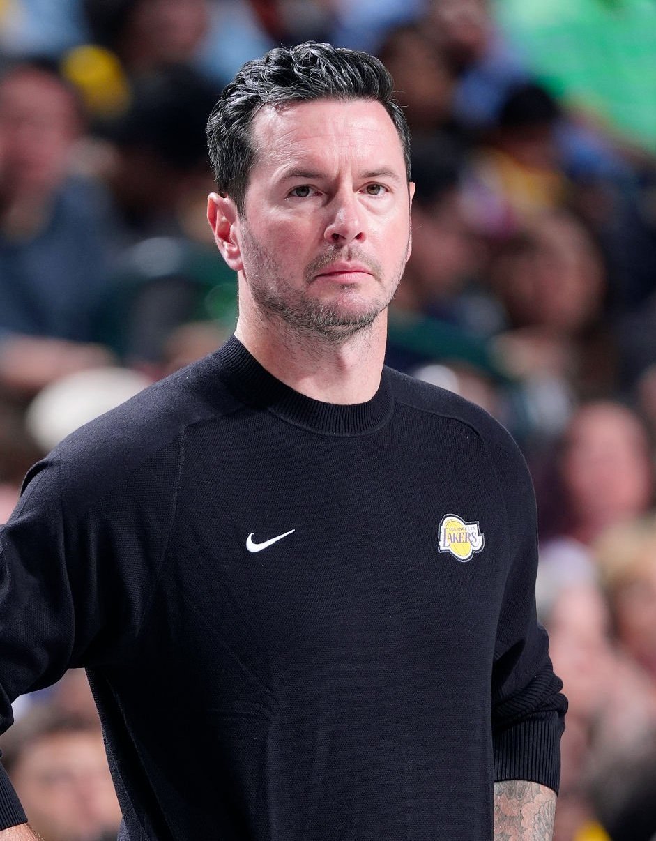 历史上只有两支取得常规赛50胜的球队至少有过10场20分以上的惨败，分别是上赛季