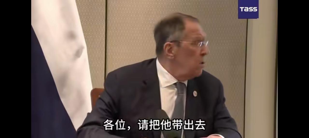 拉夫罗夫气疯了，讲话多次被印度记者打断。
请看他是怎么说的：
“你一直妨碍我讲话