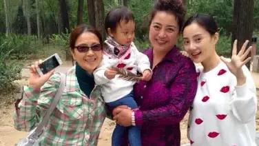 近日，李小璐与贾乃亮罕见同框，携女儿甜馨与霍思燕、杜江一家共同出游，引发网友关注