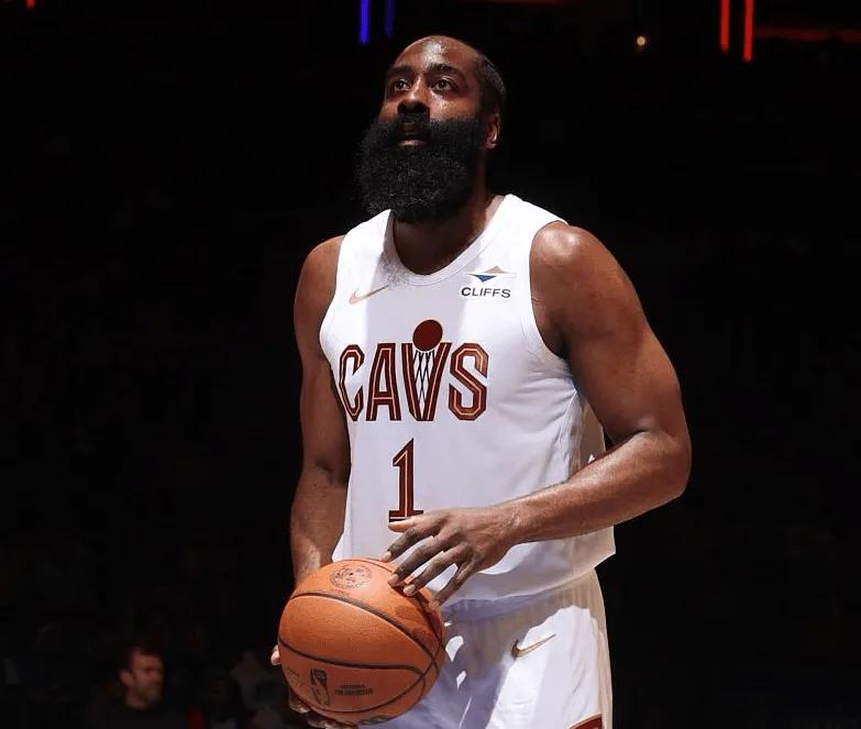 哈登背负着NBA球员中最严苛的季后赛舆论风评
08月07日讯，美媒ClutchP