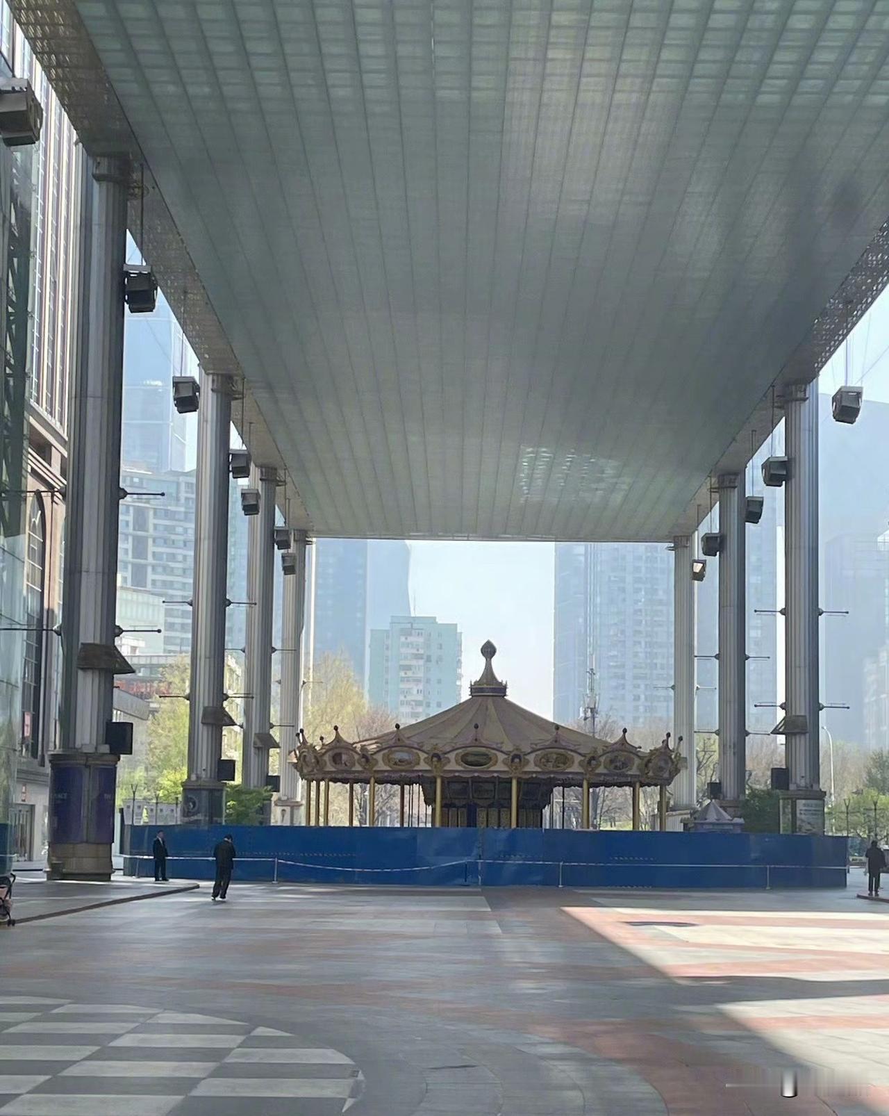 朋友说:北京世贸天阶的旋转木马也开始拆了 ​​​。为啥拆？升级改造，很多硬件不行