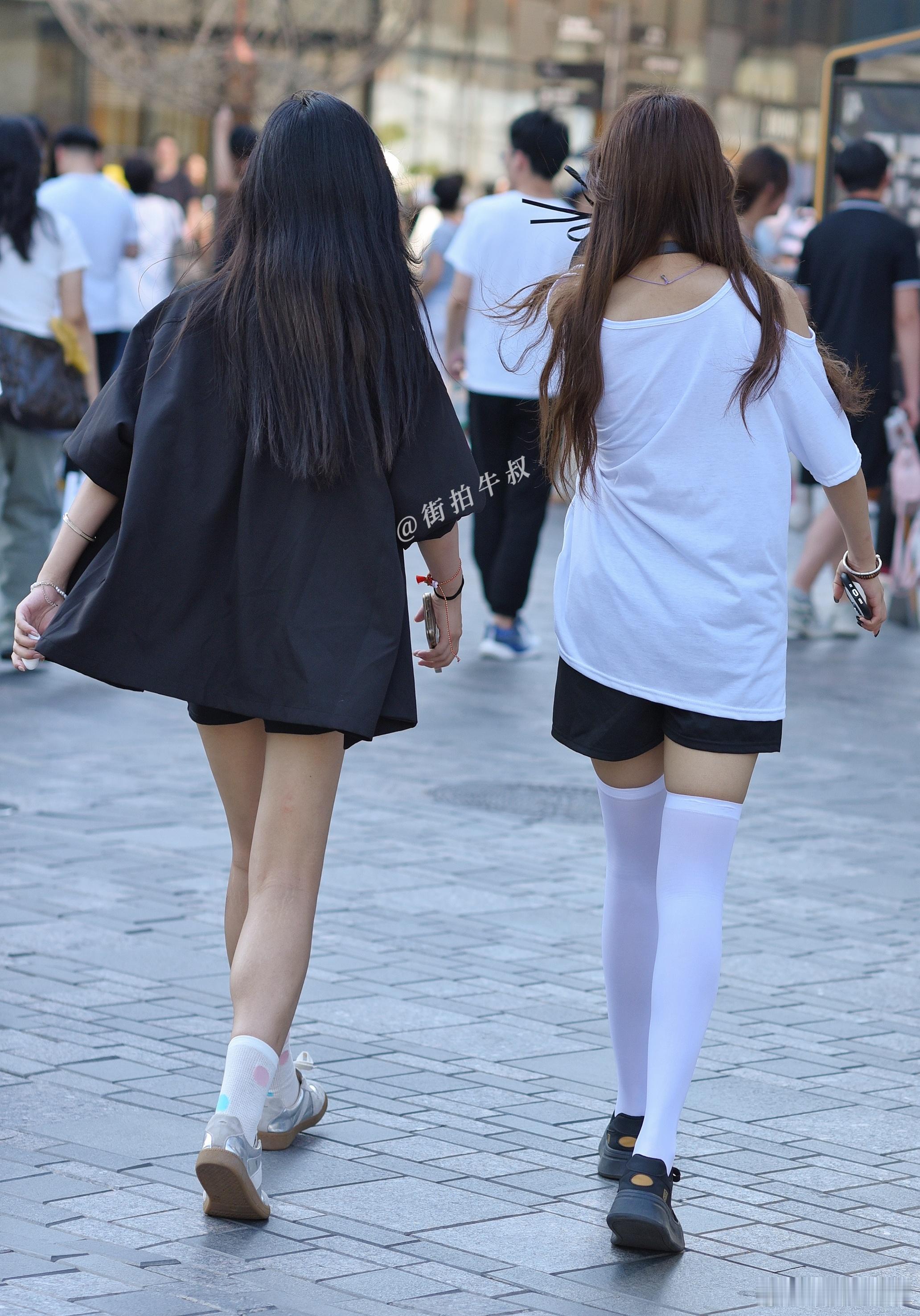 休闲学院风的黑白色穿搭 