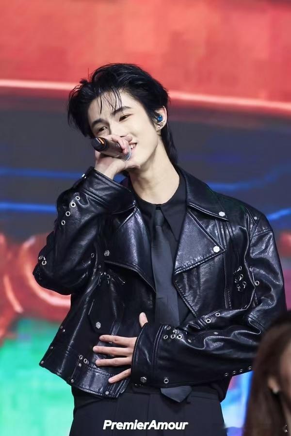 天定良元  💜💙 天元99 奥利在泰国曼谷微博之夜 表演开场歌曲淑元在台下一