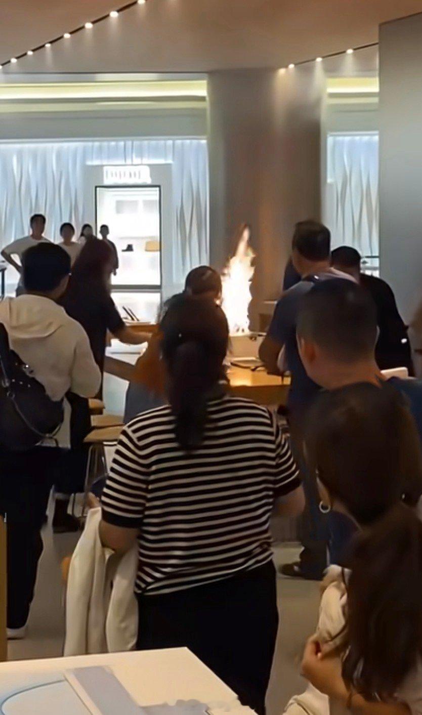 woc在某书书视频看到了无锡的苹果直营店着火了[跪了]怎么回事呀？看评论区说是顾