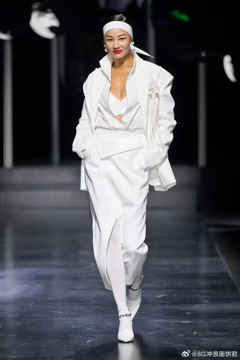 瞿颖 肉毒起作用了 别人生气是青筋暴起，瞿颖生气是眼皮狂眨。情绪给到十分，脸上只