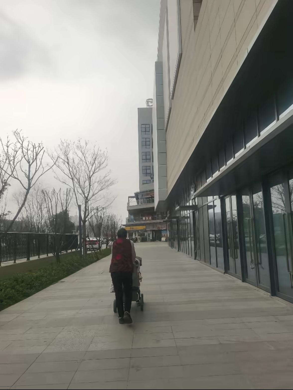 山东39岁大姐清晨扫街，
突然听见绿化带里有哼唧声。
她扒开冬青丛一看，有个穿校