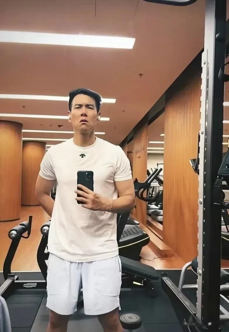 不得不说，感觉男神彭于晏已经老了，皮肤也开始松弛了，以前姜文曾夸奖过他，说他身材