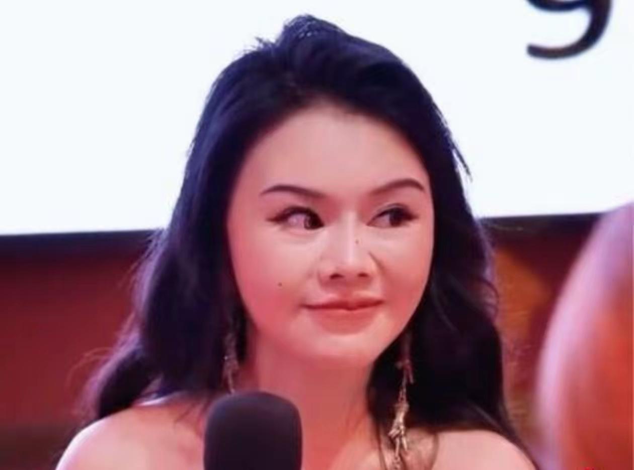 “性商教母”周媛的课程，本质是套着“女性成长”外衣的现代“女德班”！其以传授撩人