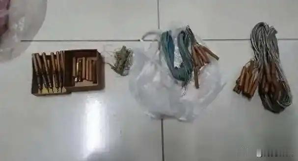 2002年湖南一少年在矿山上出现了意外，明明工伤治疗费用30万，但是经过法官改判