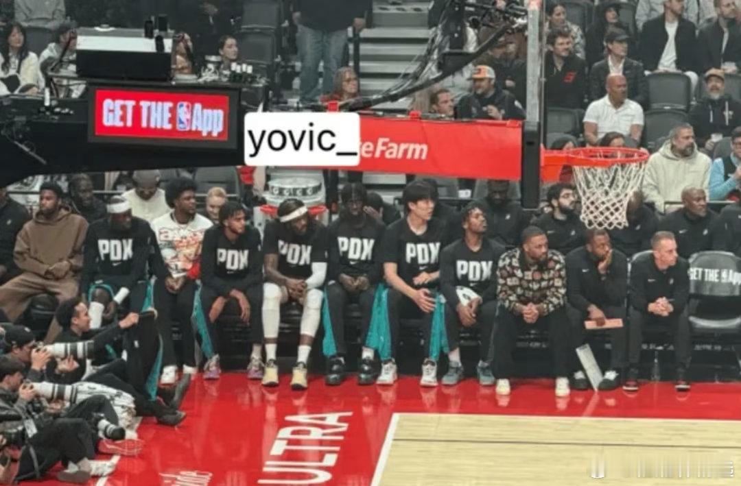 杨瀚森跟着节奏摇起来了杨瀚森见过波特兰凌晨4点钟的太阳吗？杨瀚森场下挺放松，玩儿