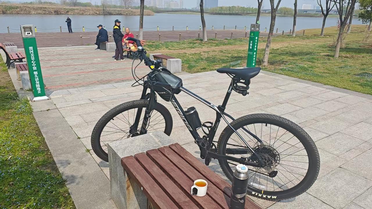 被忽悠的脚蹬子

坐在西安湖畔休息，看着眼前自行车的脚蹬子，看着看着，便笑了起来