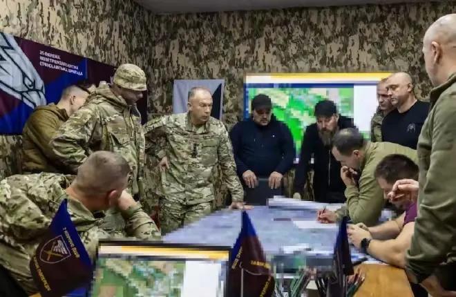 俄军逼近乌东重镇库皮扬斯克，战略要地争夺进入关键阶段。
奥斯科尔河畔的硝烟中，一