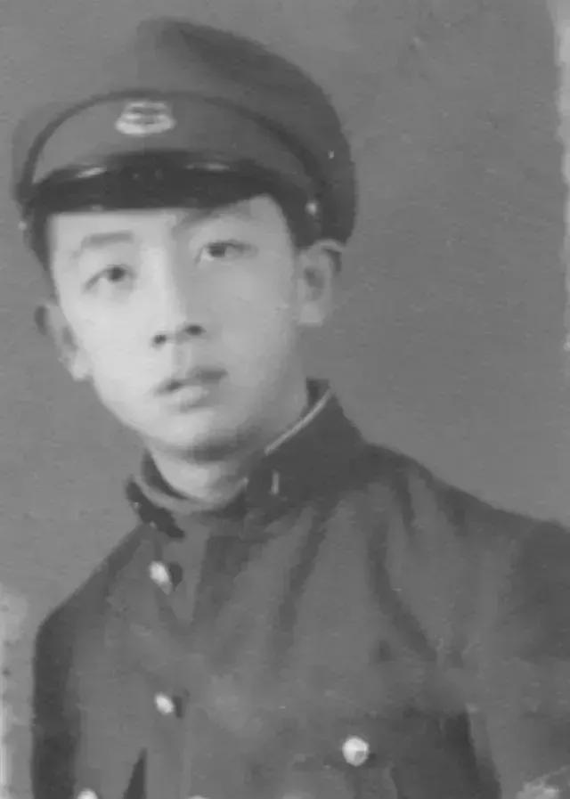 1950年，一位大汉奸走出抚顺战犯管理所。抬头间，他竟在人群中看到了穿着军装的儿