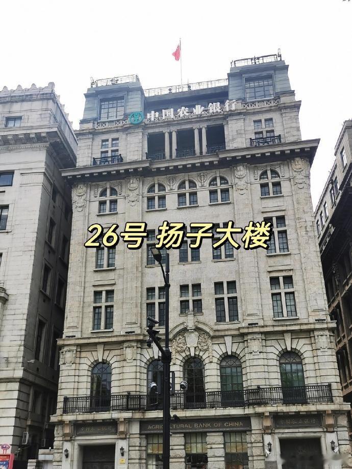 #40度外滩好像有1亿人citywalk#40 度的高温，无法阻挡人们探索外滩的