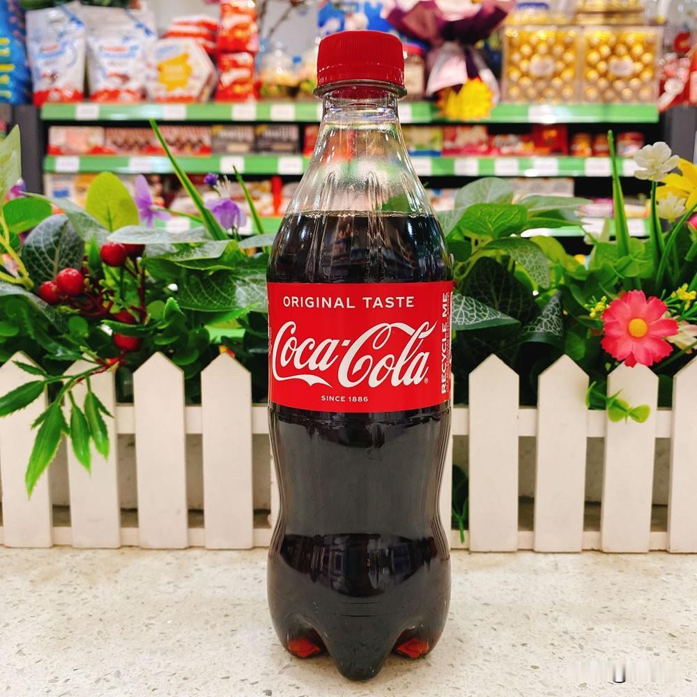 很多人都不知道，香港的可口可乐用的是白砂糖，而国内的可口可乐用的是果葡糖浆。所以