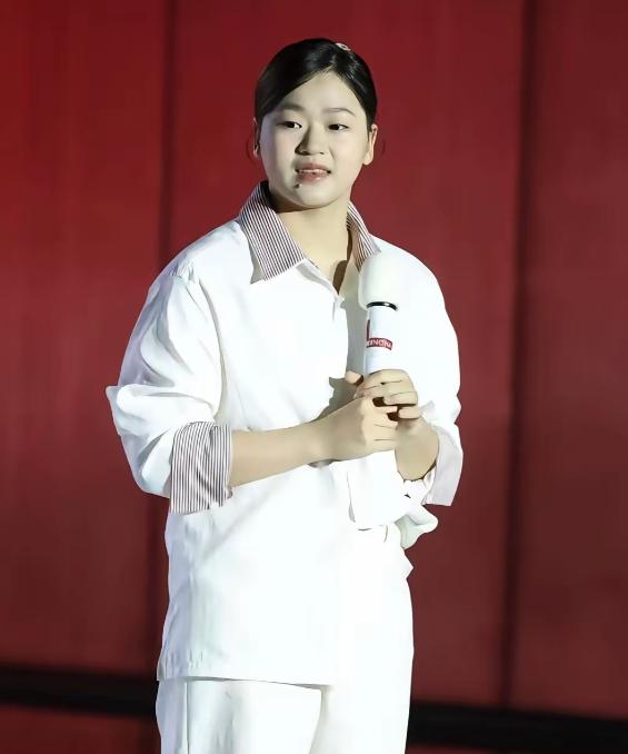全红婵上海这回亮相，一句话就把全场给镇住了。她说：“没读过多少书，可跳水教会了我