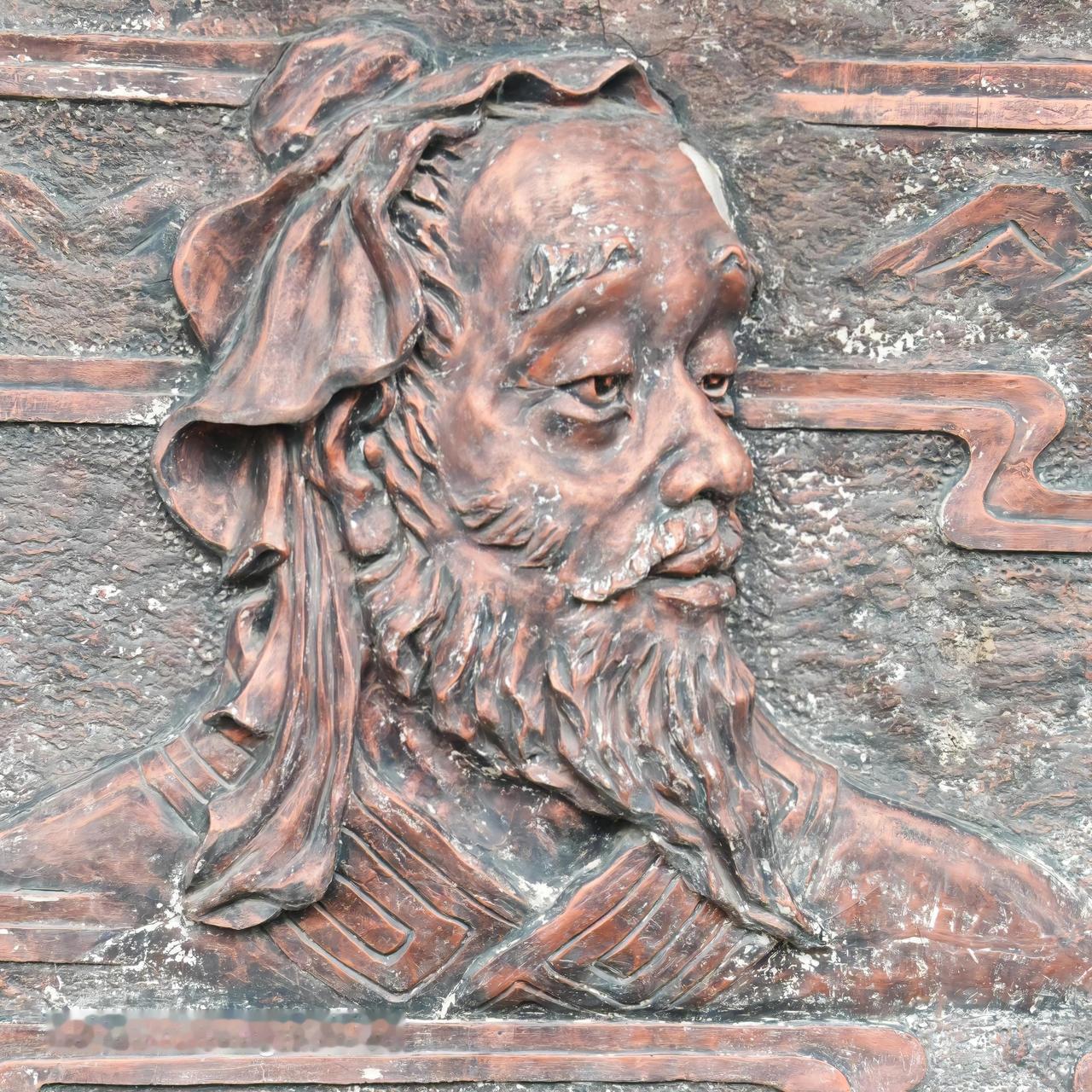 去东直门中医院通州院区，看到医圣雕像，随手一拍，那造型真优美。雕像雕刻精细，形象