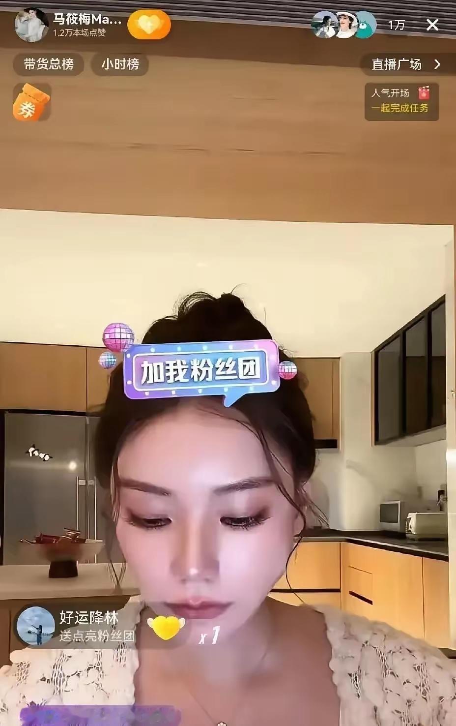 马筱梅直播间疑似晕倒？晕倒前的30秒钟，马筱梅依旧是在直播间中强撑。
身体还怀着