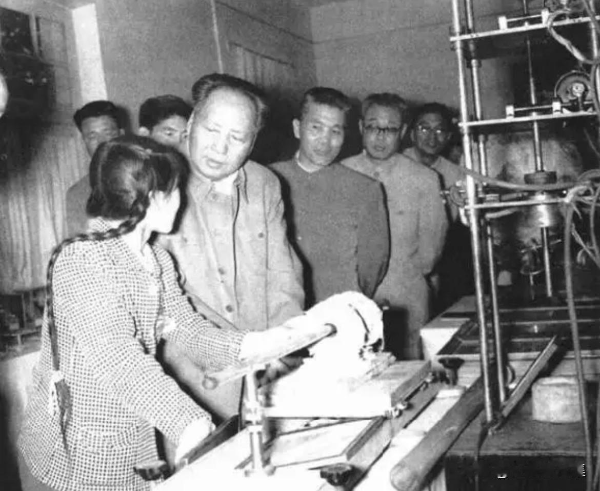 1960年5月4日下午，毛泽东主席在济南珍珠泉礼堂参观“山东省技术革新、技术革命