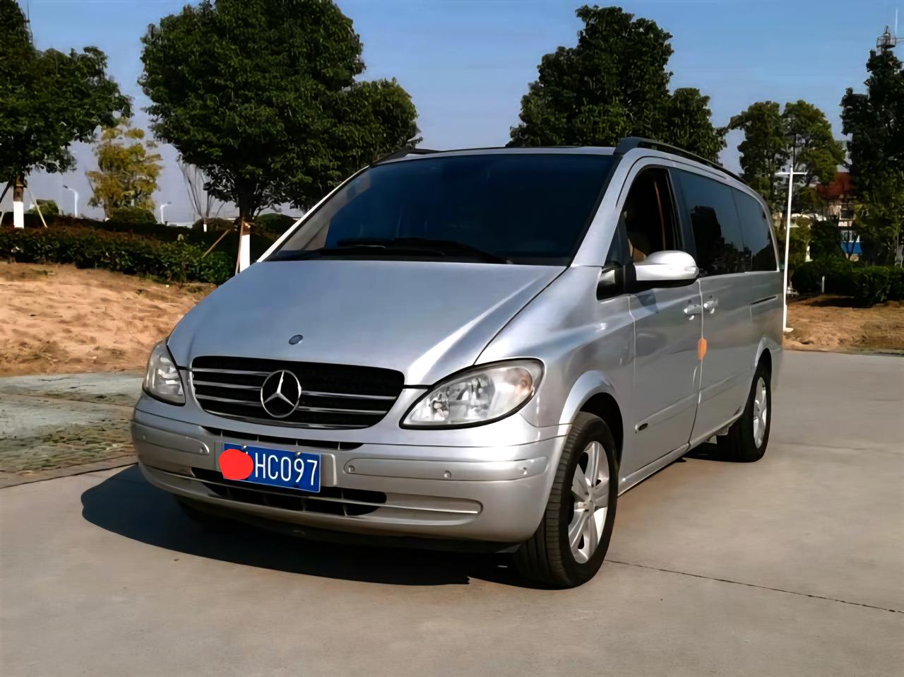 这是一组2018年有点模糊的老照片。这是当时的奔驰维亚诺。这台车给人的第一感觉就