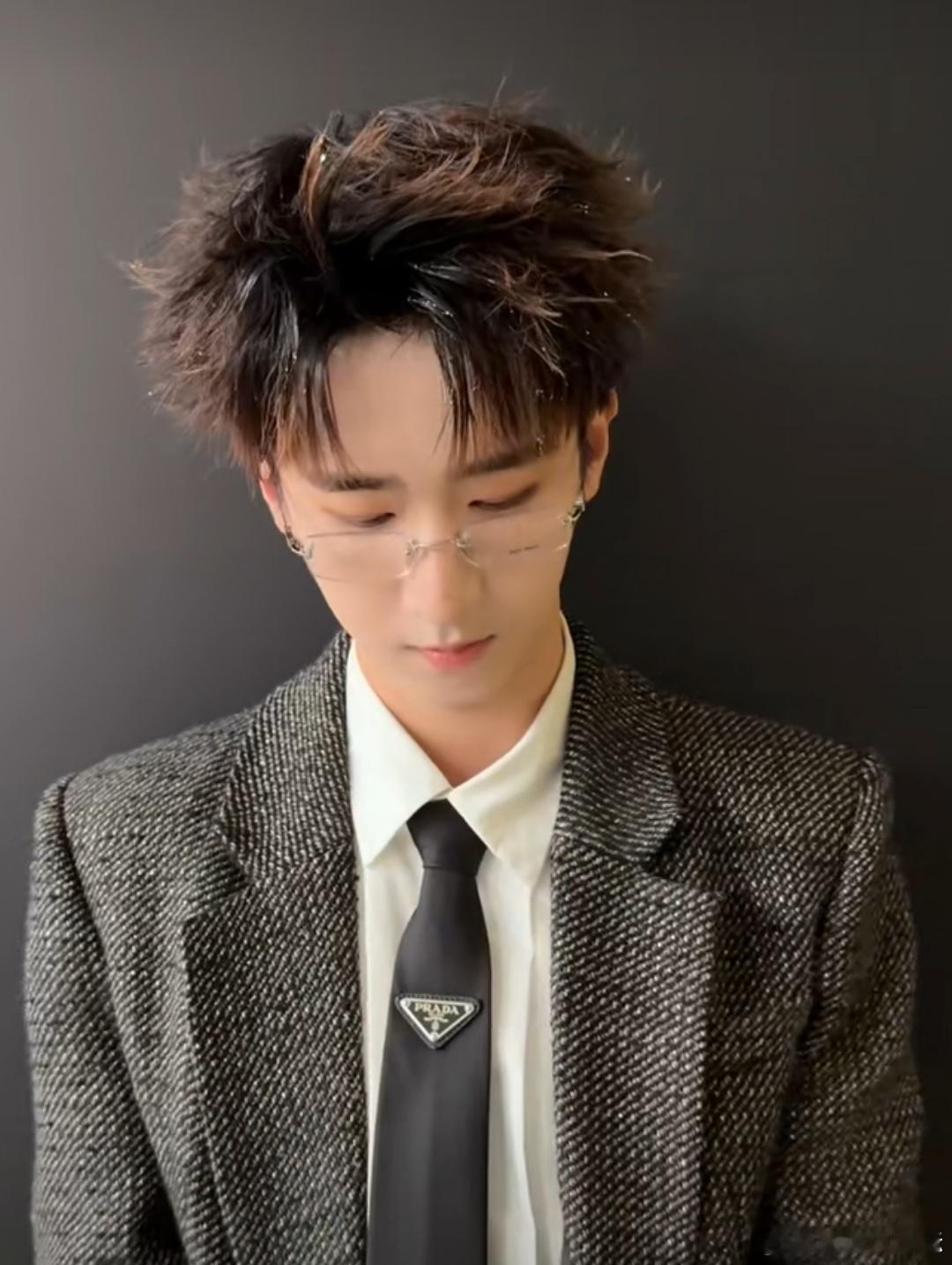赵让说想见张艺兴 看来不止我一个人想看这两位的合作😍如果他们能够合作，那我太幸