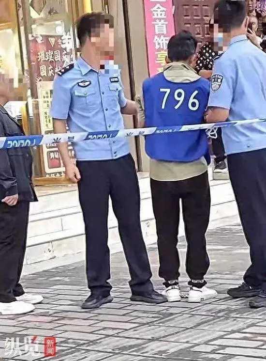 昨天刷到黄金店遭凿洞盗窃的消息还捏把汗，今天就传来好消息——作案人员已经被抓到了