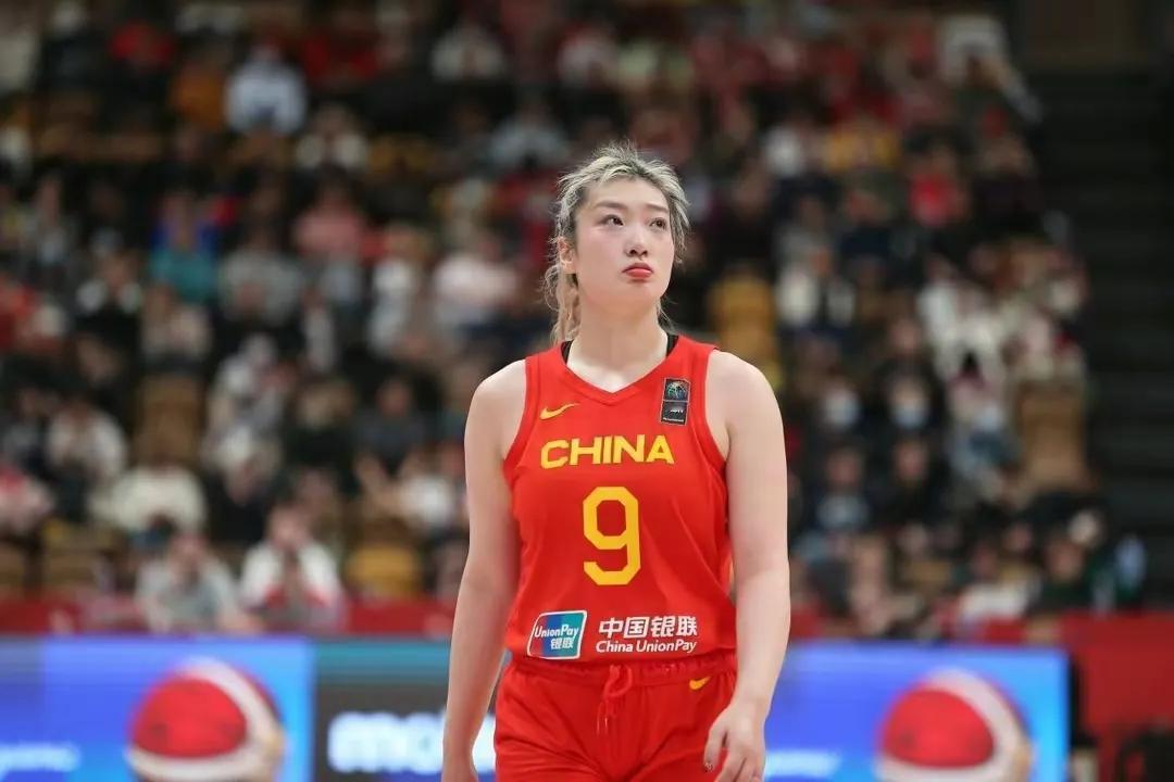 中国女篮虽然顺利获得奥运比赛资格，但世界排名从第2位下滑到第5位。

其实，大家