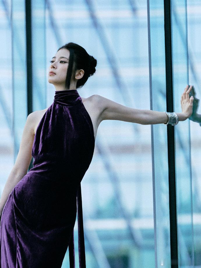 赵昭仪星河机械姬赵昭仪这造型太绝了！一袭紫色丝绒长裙宛如星河坠落人间，光影交错间