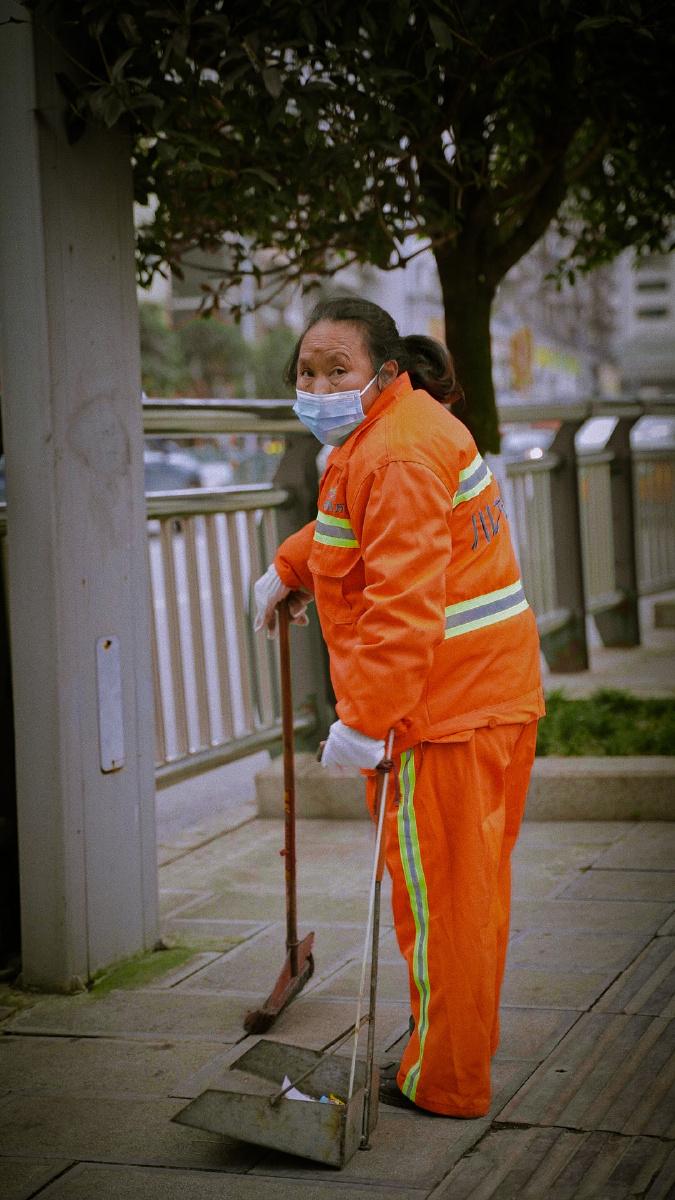 小区清洁工很晚就起来打扫卫生了。